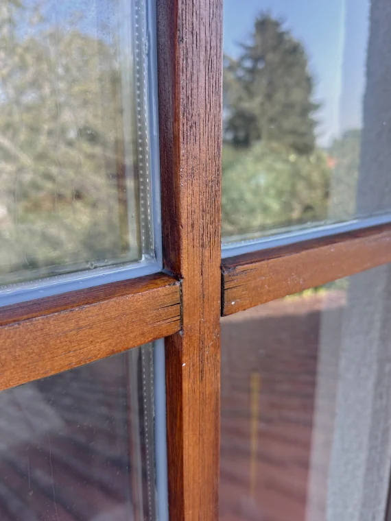 fertig saniertes Holzfenster nach einen Hagelschaden