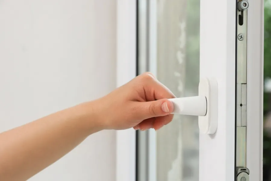 Fenstergriff bei der Fensterwartung durch den Schreiner