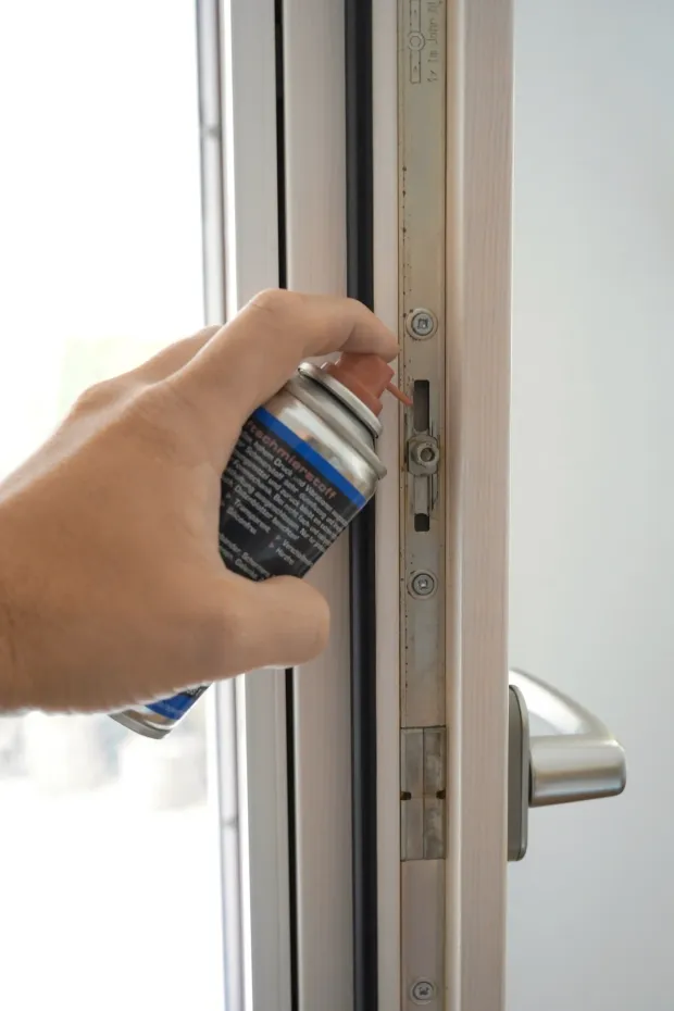 Holzfenster wird gewartet