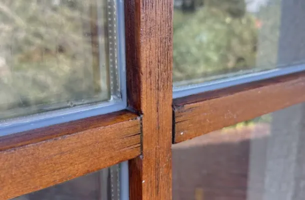 fertig saniertes Holzfenster nach einen Hagelschaden  