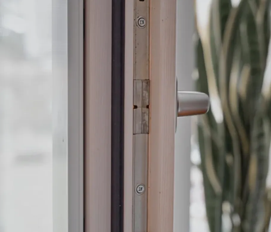 Geöffnetes Fenster mit Blick auf die Beschläge