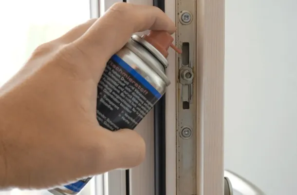 Holzfenster wird gewartet